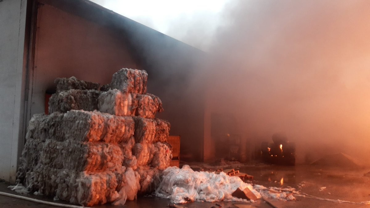 Pri Prahe horia skladovacie haly, vyhlásili najvyšší stupeň požiarneho poplachu.