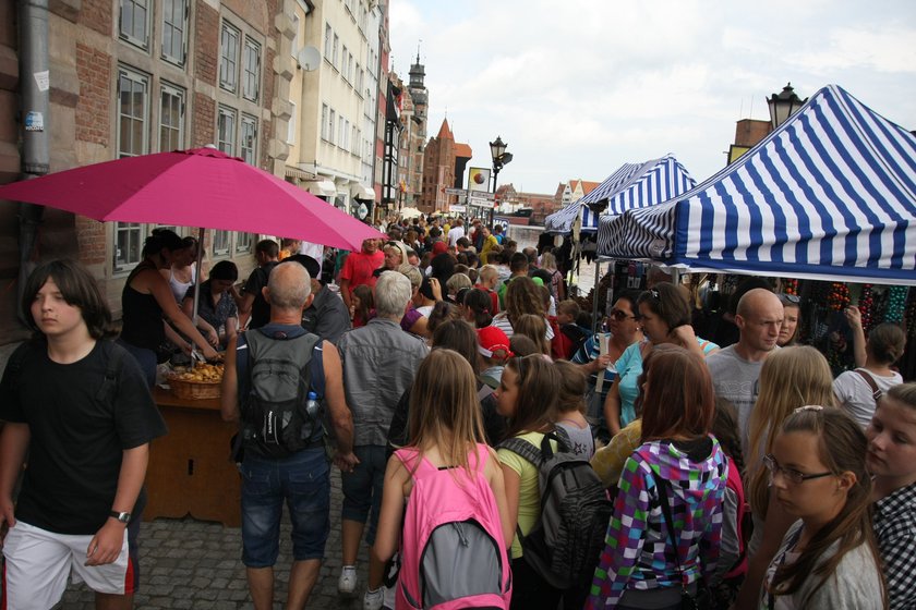 Tłum ludzi na Jarmarku św. Dominika w Gdańsku