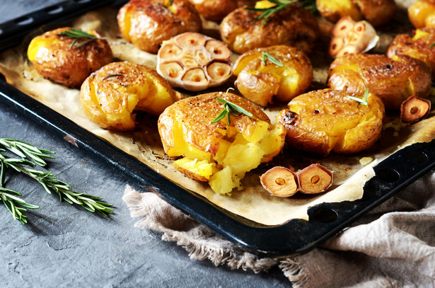 Młode ziemniaki pieczone z tymiankiem i cytryną to idealny dodatek do obiadu lub smaczna przekąska