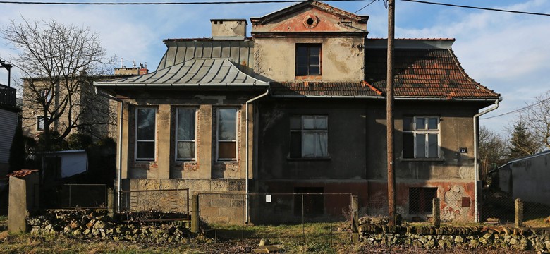 Makabryczna historia "Czerwonego domu" w Krakowie. Z jego okien komendant obozu Amon Göth strzelał do więźniów