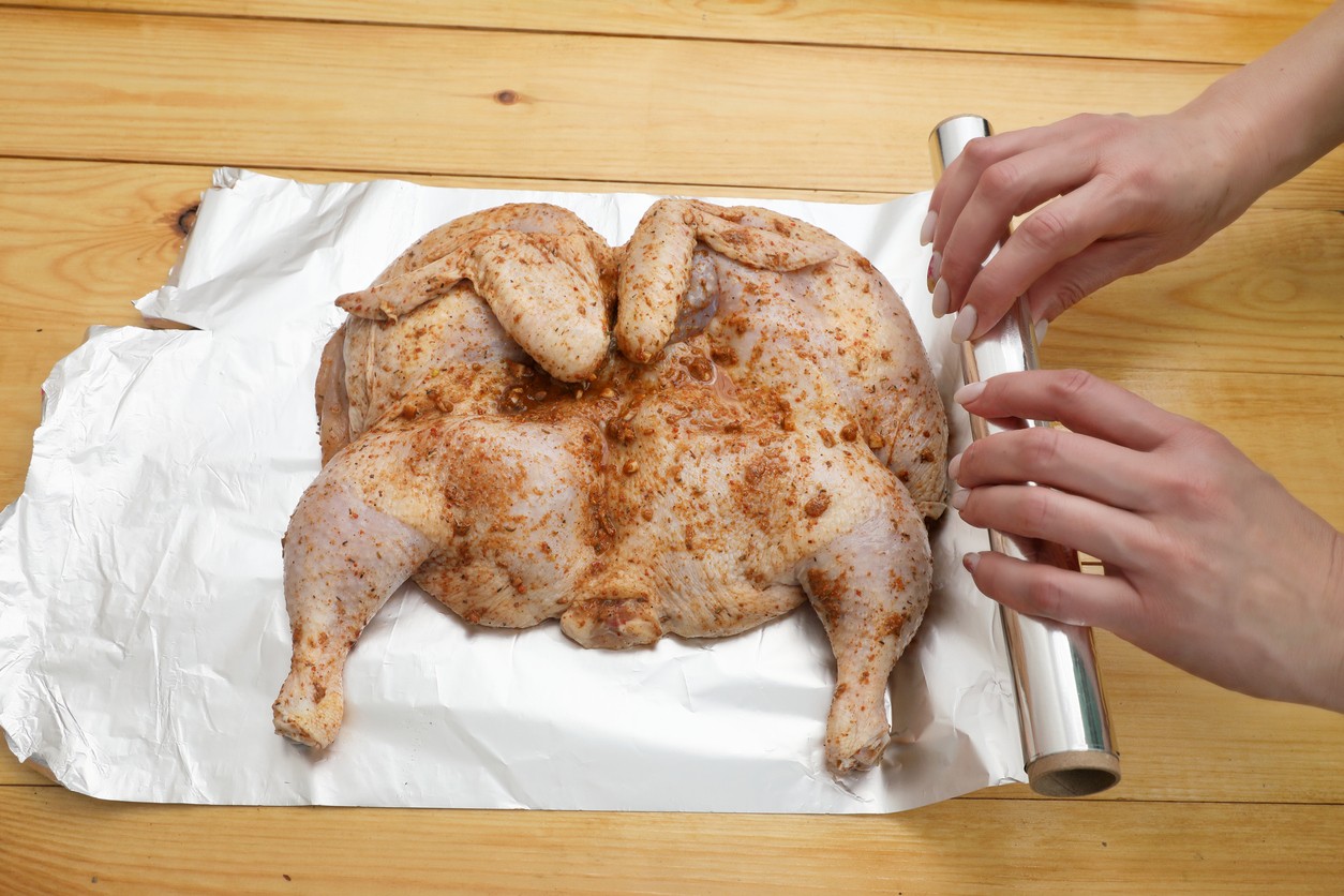 Lesklá strana fólie odráža teplo a zabezpečí šťavnaté mäso.