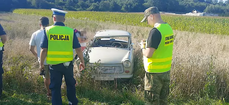 Rodzina dachowała wiekowym Trabantem. Wypadek powinien skończyć się tragedią