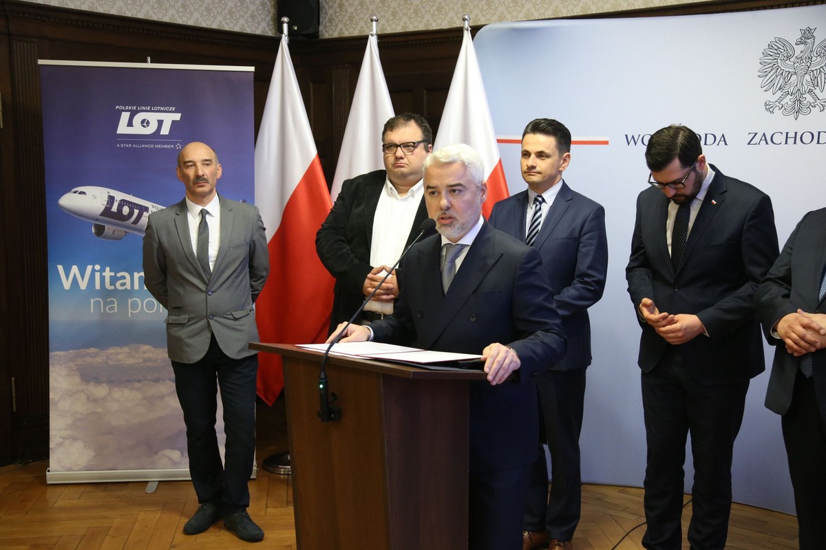 Gheorghe Cristescu (przy mównicy)