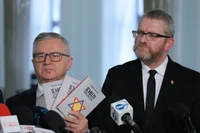 "Dalej na prawo jest tylko ściana". Kim jest poseł-biznesmem sterujący partią Brauna?