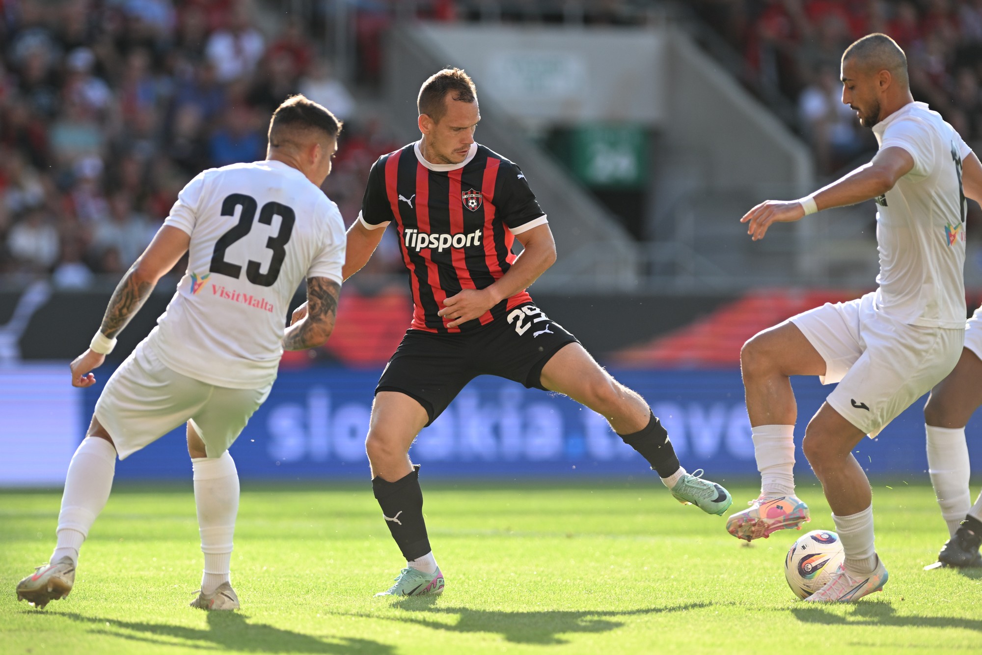 Zľava hráč Hibernians Matthew Ellul, futbalista Trnavy Martin Mikovič a hráč Hibernians Pablo Alves.