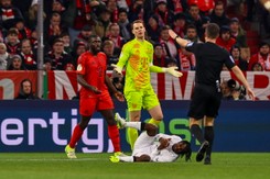 Manuel Neuer wyleciał z boiska, a Bayern Monachium z Pucharu Niemiec