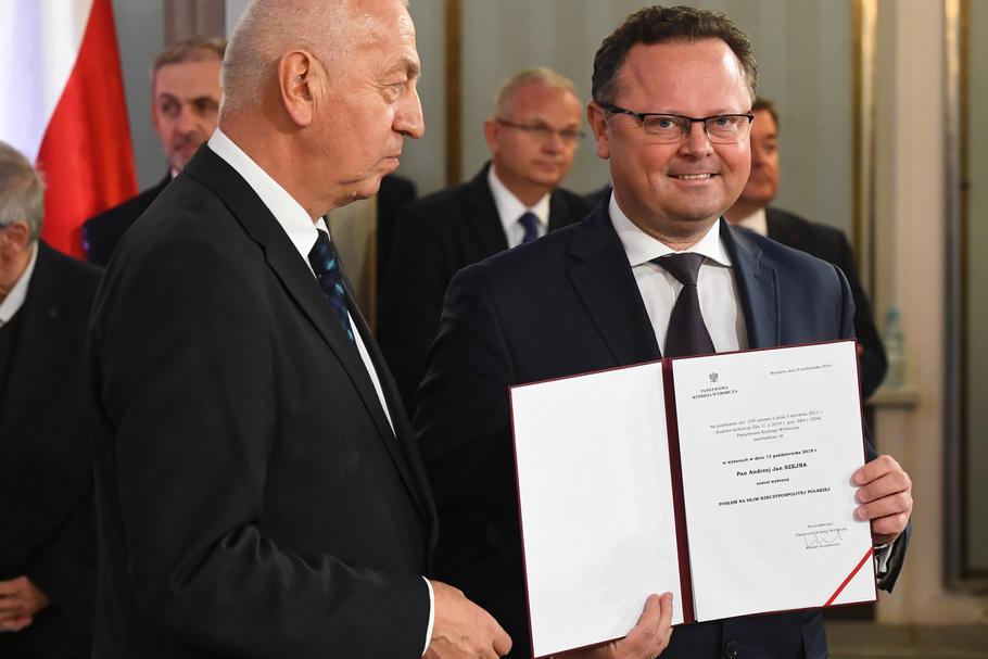 Poseł SLD Andrzej Szejna odbiera od przewodniczącego PKW Wiesława Kozielewicza zaświadczeń o wyborze na posła nowej kadencji Sejmu
