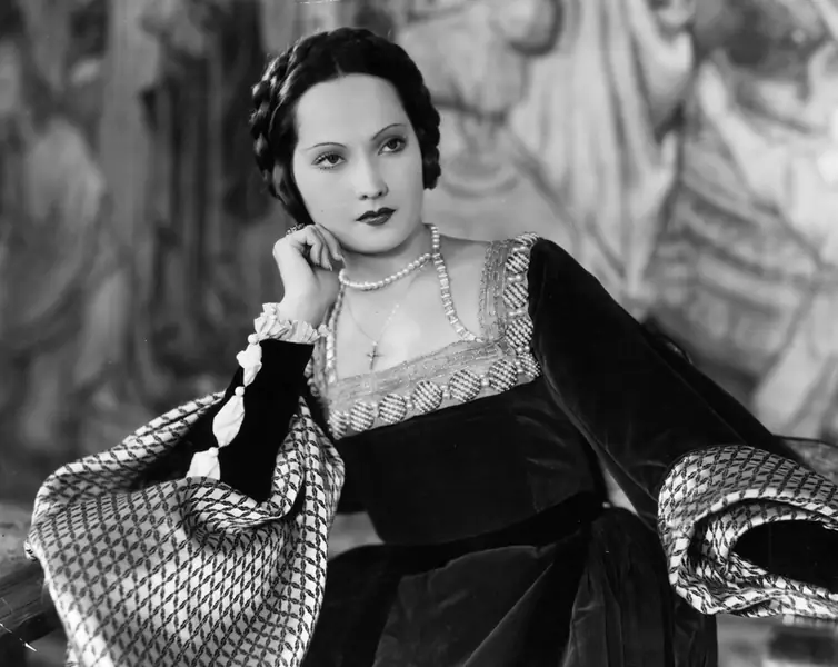 Merle Oberon (1911-1979) jako Anne Boleyn w filmie „Prywatne życie Henryka VIII. (Zdjęcie: Kolekcja Henry&#39;ego Guttmanna/Archiwum Hultona/Getty Images)