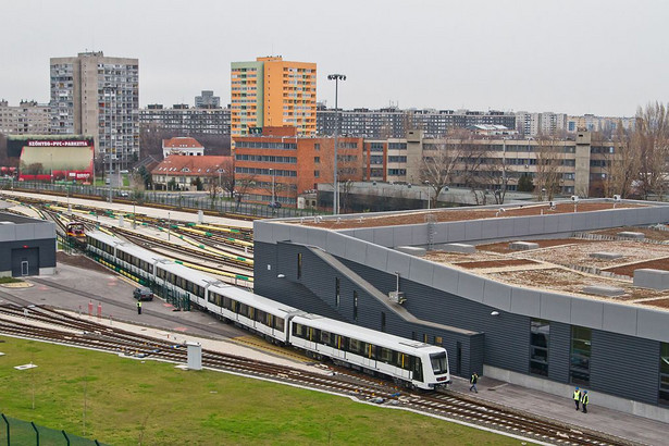 Chorzowski zakład Alstomu dostarczy do Budapesztu 37 pociągów Metropolis - 22 dla istniejącej linii M2 oraz 15 dla właśnie otwartej M4. Wartość kontraktu to 205 mln euro. Pociągi zostały w piątek oficjalnie oddane do użytku w obecności premiera Wiktora Orbana. Nowa linia metra ma długość 7,4 km i liczy 10 stacji. Łączy stację kolejową Keleti ze stacją Kelenfold.