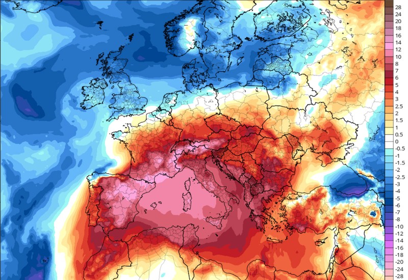 A kedden várható sokéves átlaghőmérséklettől való eltérés.