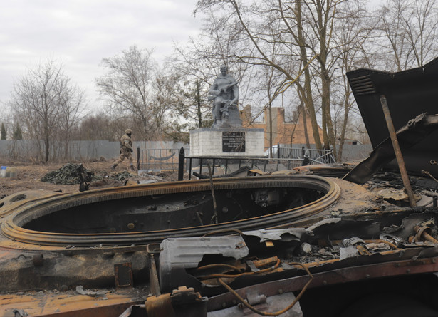 Wrak rosyjskiego czołgu w Łukaniwce, wsi pod Kijowem