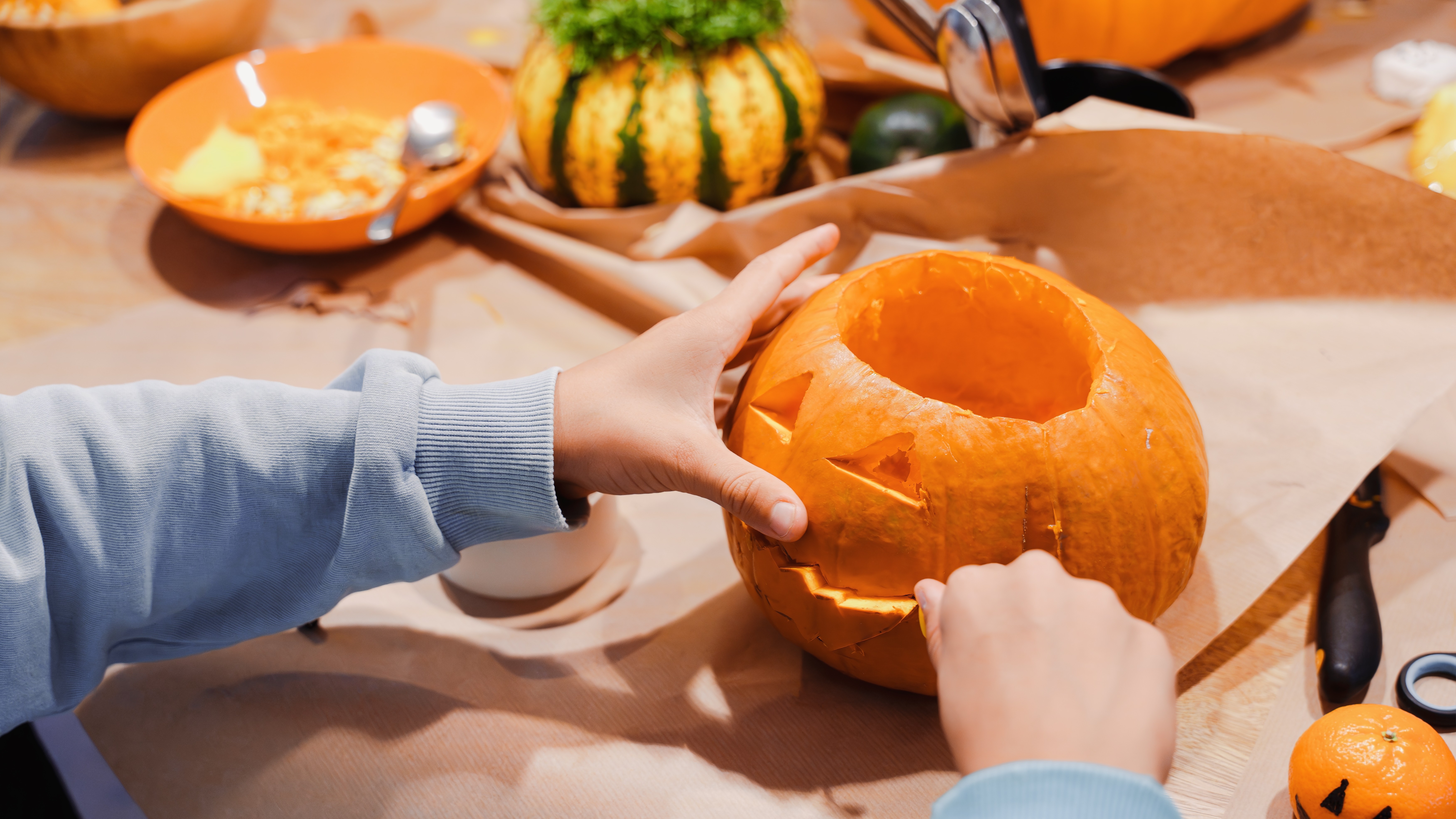 Cum se scobește un dovleac de Halloween pas cu pas. Ghid simplu și trucuri ca să reziste mai mult