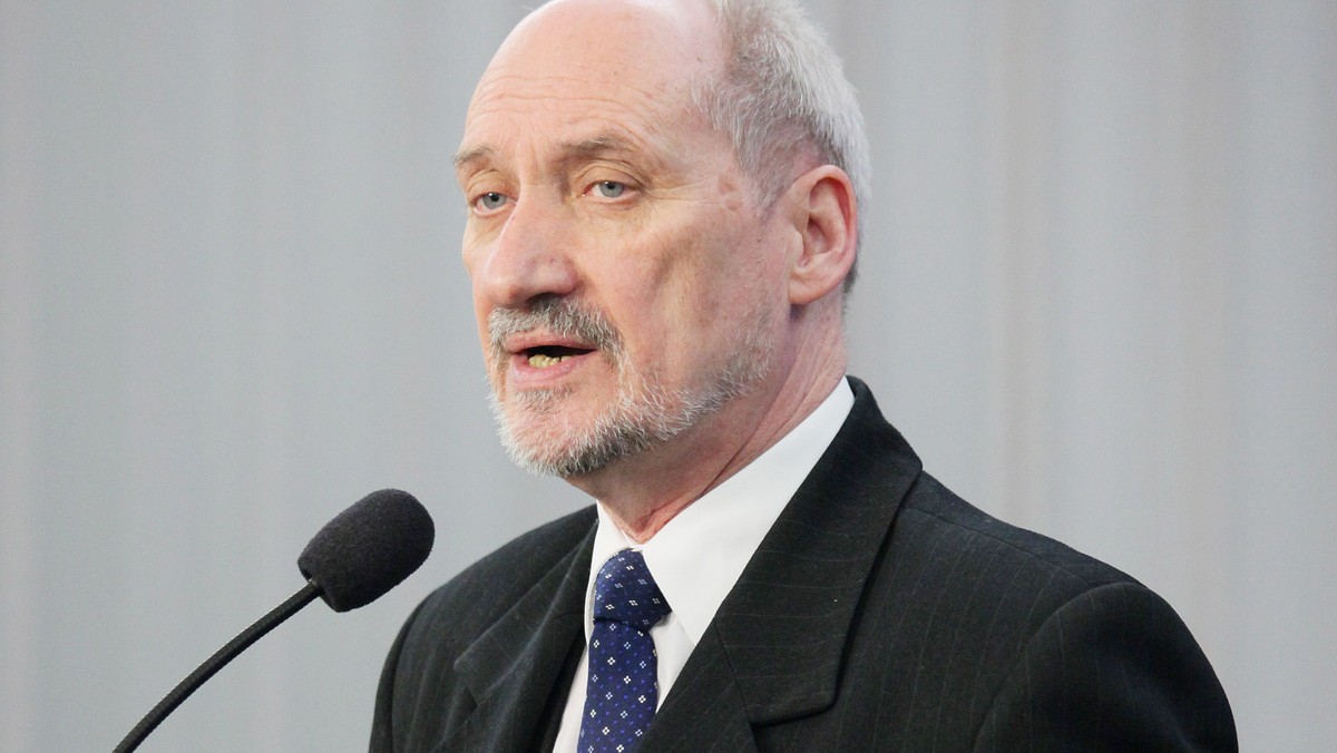 Antoni Macierewicz (PiS), szef parlamentarnego zespołu ds. zbadania przyczyny katastrofy smoleńskiej, zarzucił MON nieprawidłowości przy organizacji przetargu na remont TU-154M, który uległ katastrofie.