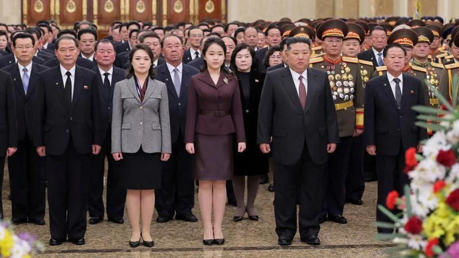 Ri Sol Džu, Kim Džu Ae i Kim Džong Un prisustvovali su odavanju počasti u Kumsusan palati Sunca, mauzoleju u Pjongjangu u kojem su izložena balzamovana tela Kima Ila Sunga i Kima Džonga Ila, 1. januara 2026. godine | Foto: Reuters