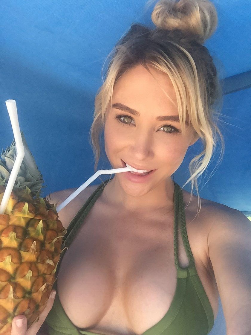 Sara Underwood kusi wdziękami