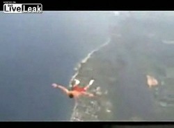 Śmiałek skacze z samolotu bez spadochronu