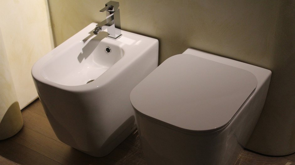 Bidet zamontowany obok miski wc  - sferrario1968/pixabay.com