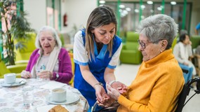 Za pobyt seniora w DPS zapłaci ten, komu przepisał on nieruchomość? Tak zakłada projekt nowelizacji ustawy o pomocy społecznej