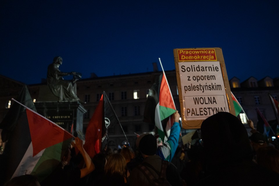 Protest Palestyńczyków pod pomnikiem Kopernika