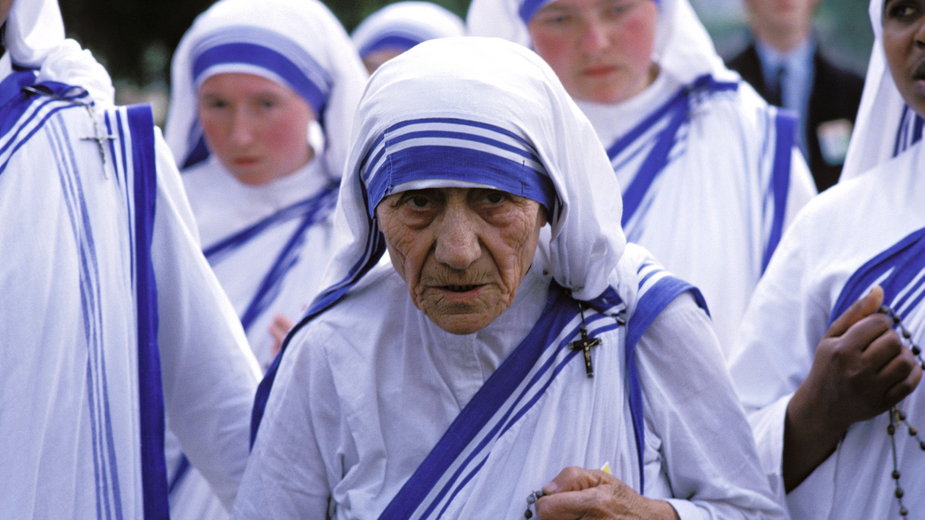 Matka Teresa podczas wizyty w obozie koncentracyjnym na Majdanku, 9 czerwca 1987 r.