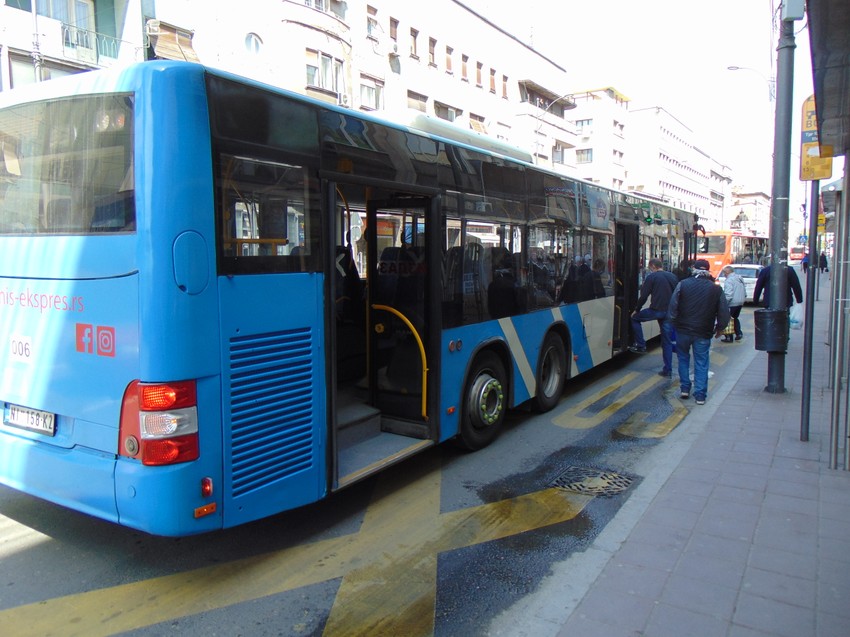 U autobusima označena mesta na kojima se može sedeti da se ispoštuje distanca