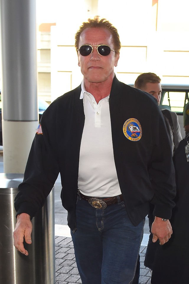 Arnold Schwarzenegger na lotnisku w Los Angeles