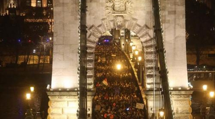 Több ezren demonstráltak a korrupció ellen - videó!