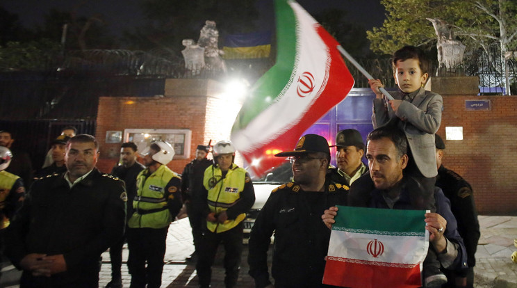 Irániak ünnepelnek Teheránban 2024. április 14-én hajnalban, miután a Forradalmi Gárda bejelentette, hogy drónok és rakéták százait indította izraeli célpontok ellen. Az iráni állami médiában idézett közlemény szerint a támadás válasz arra a légicsapásra, amelyet Izrael hajtott végre Irán damaszkuszi konzulátusa ellen/Fotó: MTI/EPA/Abedin Taherkenareh