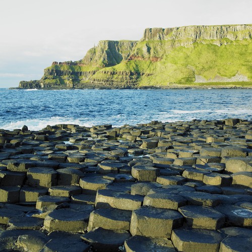 Giant’s Causeway - Plaża w Irlandii jest znana na całym świecie z powodu wybuchu wulkanu. Otóż wokół plaży zlokalizowane są tysiące bazaltowych kolumn, które kształtem przypominają precyzyjne sześciokąty. W tym miejscu widać, z jaką siłą działa natura, człowiek nie mógłby tego dokonać.