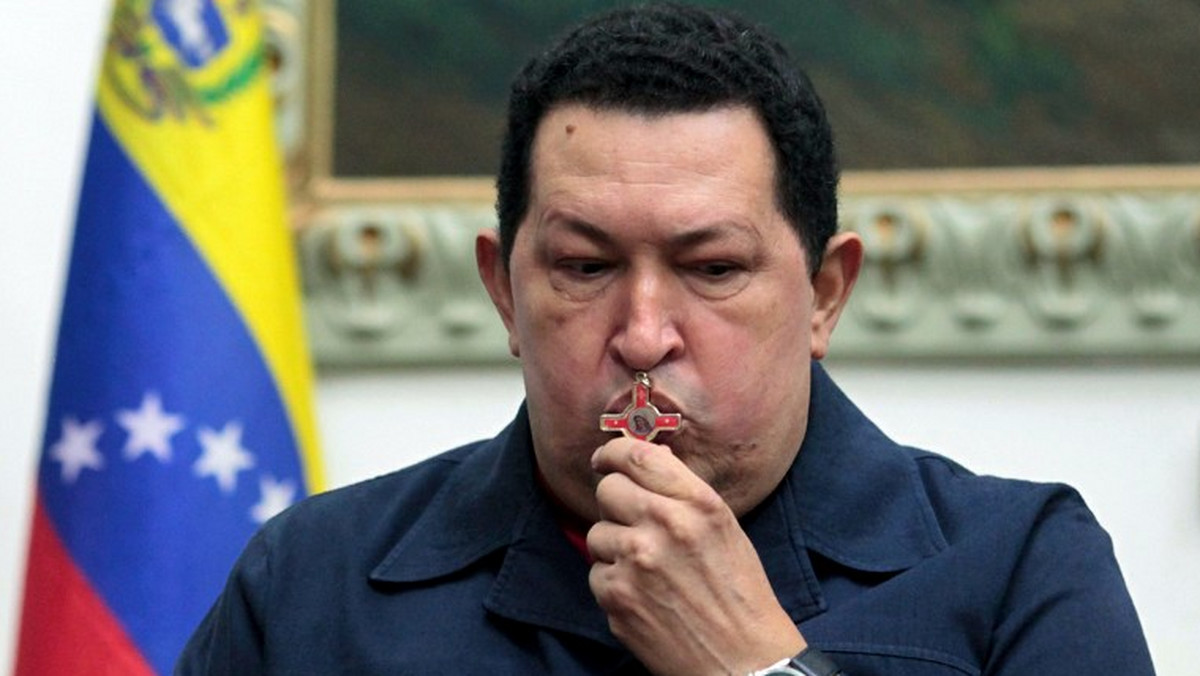 Stan prezydenta Wenezueli Hugo Chaveza, który przeszedł na Kubie kolejną operację, bardzo powoli, ale stopniowo poprawia się - poinformował w piątek w Caracas minister informacji i łączności Ernesto Villegas.