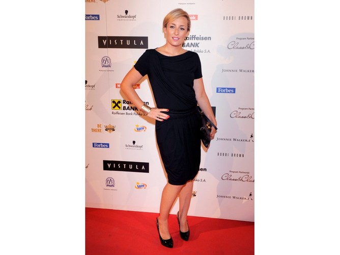 Wyszczuplająca moc czerni - Karolina Ferenstein na pokazie najnowszej kolekcji marki Vistula.