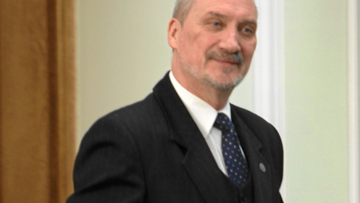 Szef parlamentarnego zespołu badającego katastrofę smoleńską Antoni Macierewicz przygotowuje komputerową rekonstrukcję wraku samolotu Tu-154M na podstawie zdjęć robionych na miejscu wydarzenia, niedługo po tragedii. Macierewicz stwierdził też, że cofnięcie 10 kwietnia samolotu z rosyjską ochroną dla Lecha Kaczyńskiego wskazuje na "jakąś straszliwą sytuację".