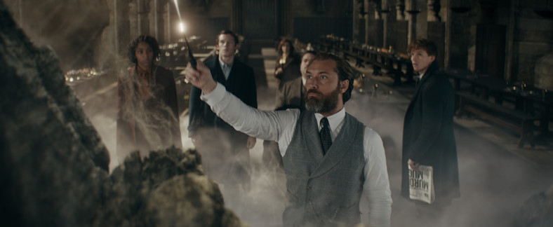 Jessica Williams, Jude Law oraz Eddie Redmayne w filmie "Fantastyczne zwierzęta: Tajemnice Dumbledore'a"