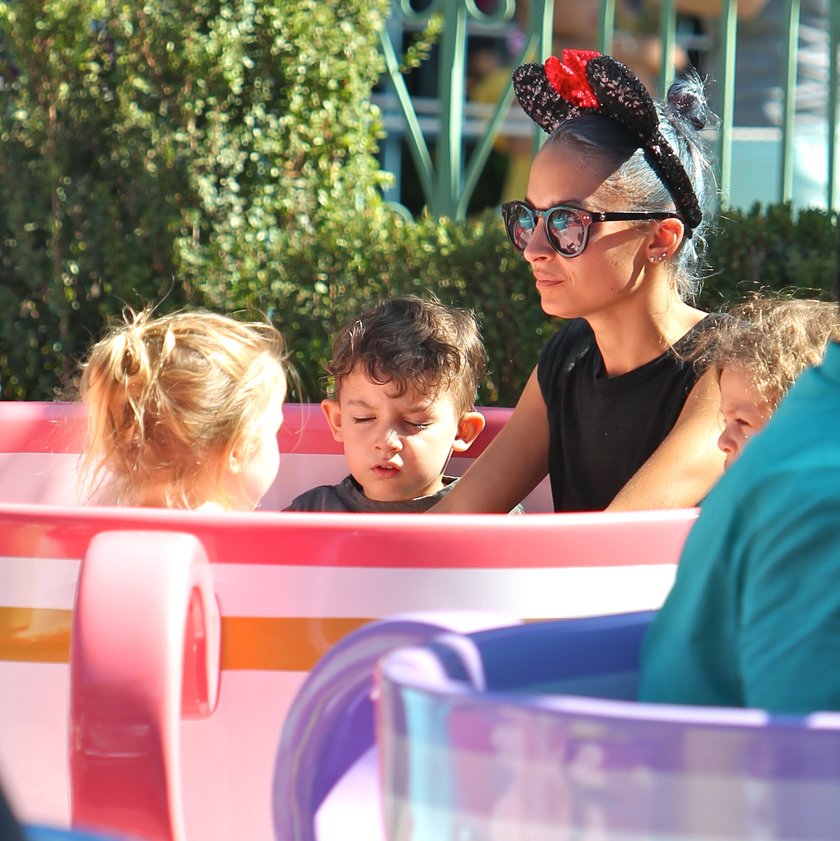 Nicole Richie wraz z dziećmi w Disneylandzie