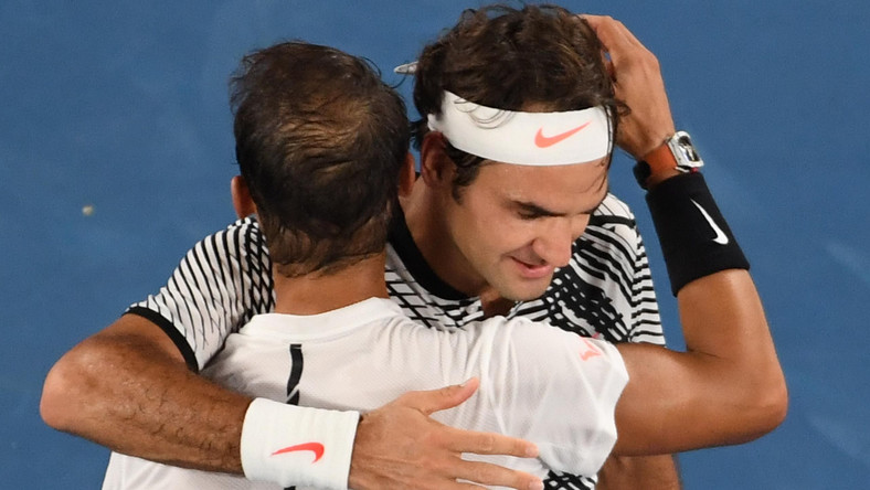 Chyba nawet sami bohaterowie niedzielnego pojedynku w Melbourne nie spodziewali się takiej historii. Roger Federer w finale Australian Open pokonał Rafaela Nadala. Szwajcar po ponad trzech i pół godzinach walki wygrał z Hiszpanem 6:4, 3:6, 6:1, 3:6, 6:3. - Już ćwierćfinał byłby dla mnie sukcesem - mówił 18. mistrz wielkoszlemowy.
