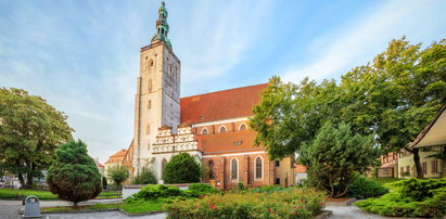 Bazylika w Oleśnicy znalazła prosty sposób na limity wiernych na mszy