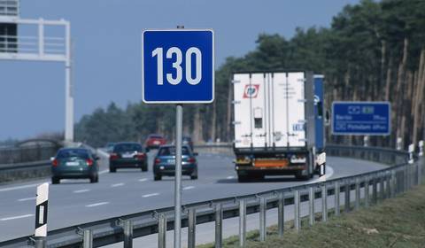 Ograniczenia prędkości na autostradach są niepotrzebne. Elektryki i tak jeżdżą wolno