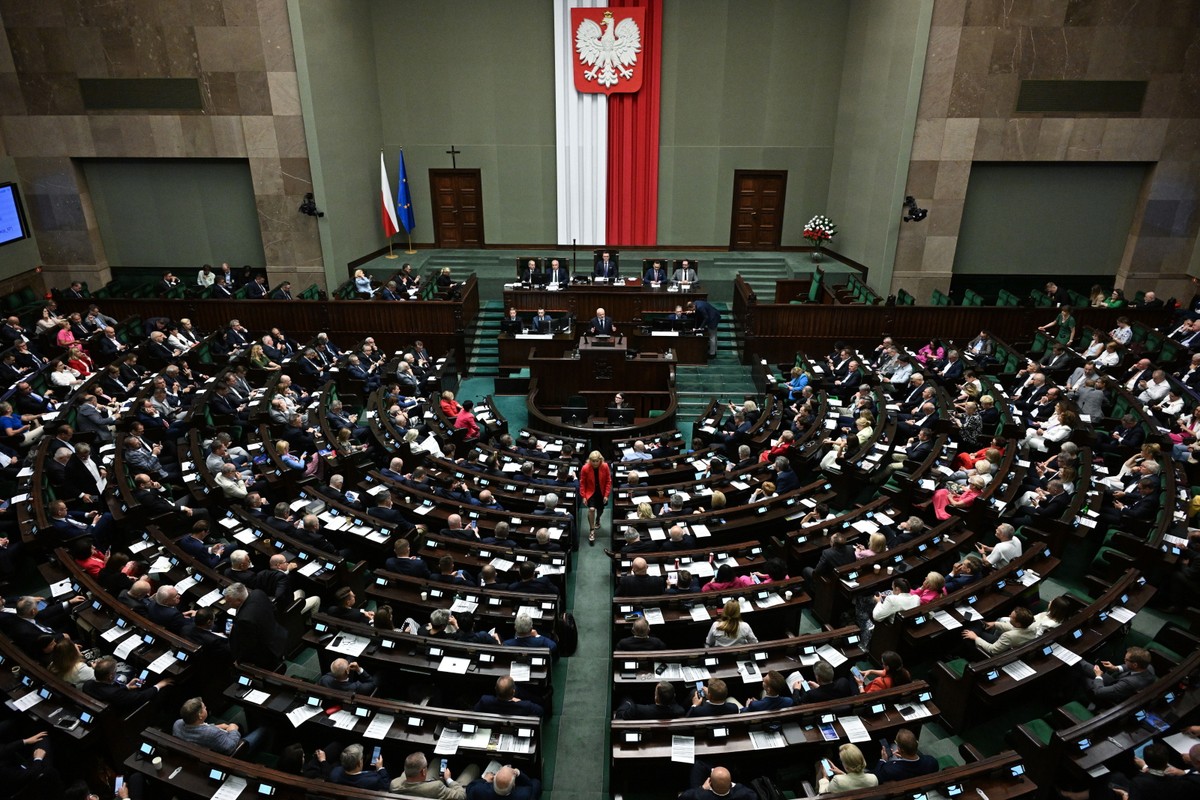Posłowie na sali plenarnej Sejmu w Warszawie w ostatnim dniu posiedzenia. Sejm zajmuje się m.in. opłatą w sprawach o prawa majątkowe.