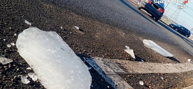Bryła lodu spadła z jadącej ciężarówki na samochód osobowy
