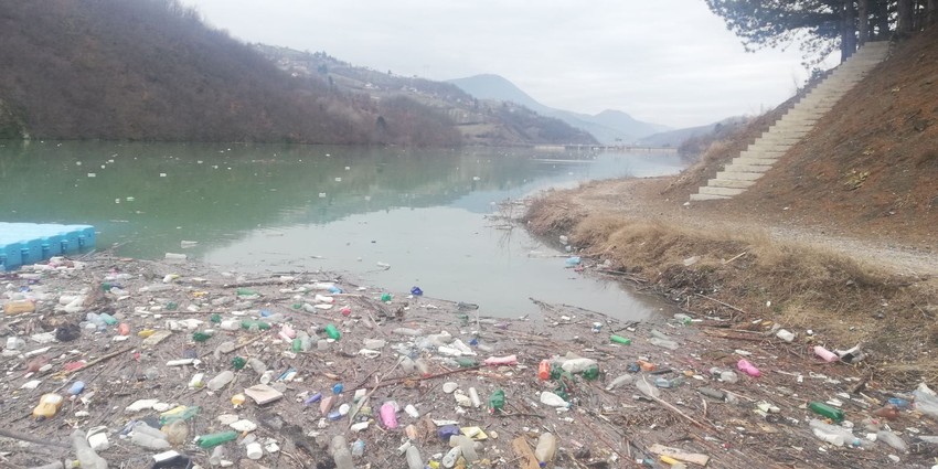 Iz Potpeća nedavno izvučeno 12.000 kubika smeća, ali jezero je opet prljavo