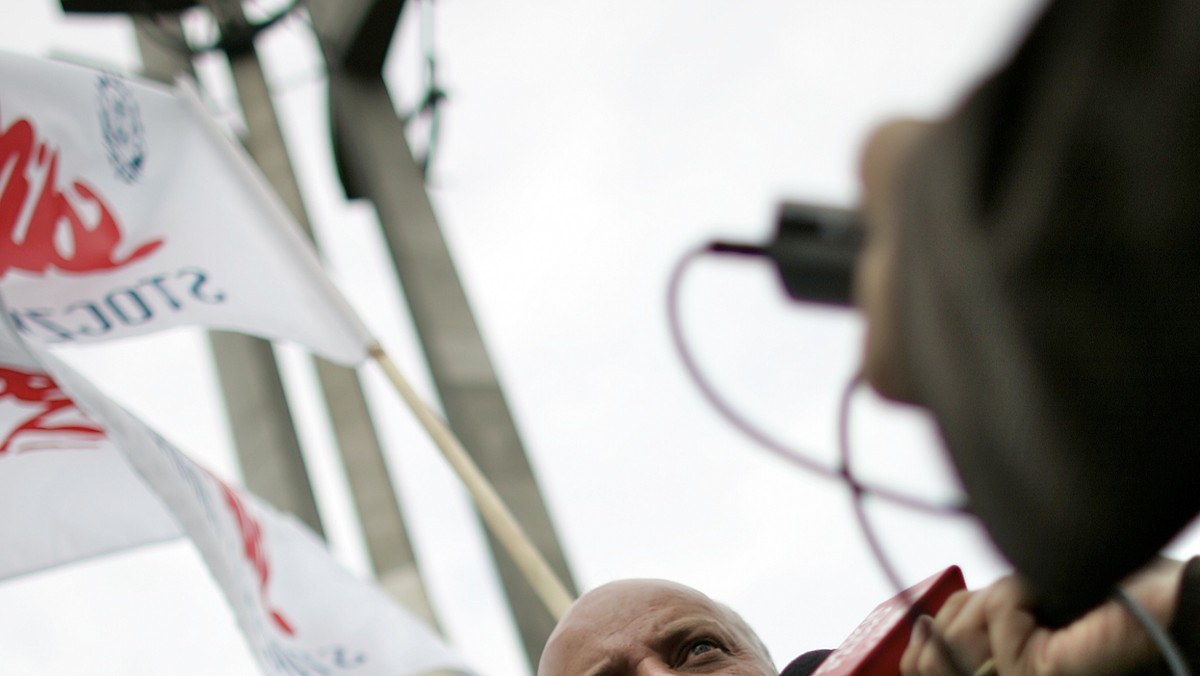 Przedstawiciele Solidarności Stoczni Gdańskiej i OPZZ zapowiedzieli, że nie przyjdą na zaplanowaną na poniedziałek na godz. 20.15 debatę z premierem na dziedzińcu Politechniki Gdańskiej. Zapraszają natomiast Donalda Tuska na spotkanie na godz. 19 przed bramę stoczni.