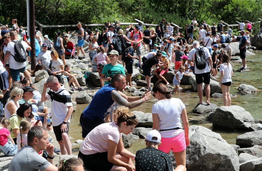 Wakacje pod Tatrami w pełni. Szturm turystów na Morskie Oko