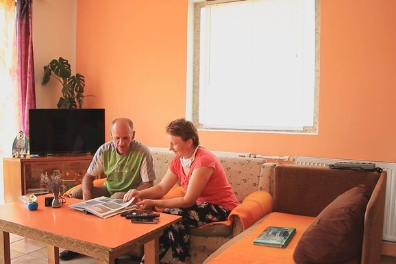 "NAJVIŠE NAS JE BIO STRAH ZA DETE" Radojka i Jovo su sa šestomesečnim sinom u naručju bili u koloni ljudi koji su prognani u Oluji, 31 godinu kasnije sećanja NE BLEDE: Evo gde su sada i kako žive (FOTO)