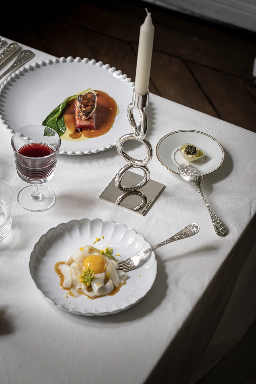 TROMPE-L’ŒIL Was aussieht wie eine Carbonara, ist fein geschnittener roher Tintenfisch mit einem marinierten Eigelb.