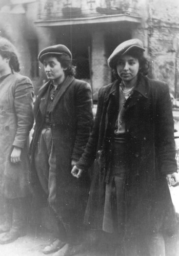 Fotografia z raportu generała SS Jürgena Stroopa dokumentującego likwidację getta w Warszawie