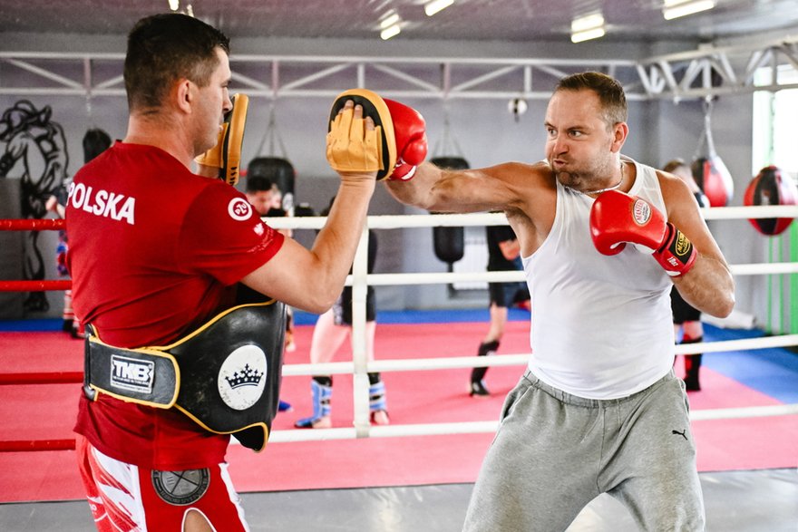Karol Nawrocki i prezes klubu kickboxingu Rebelia Kartuzy Patryk Zaborowski podczas treningu z młodzieżą, 21 lipca 2023 r.