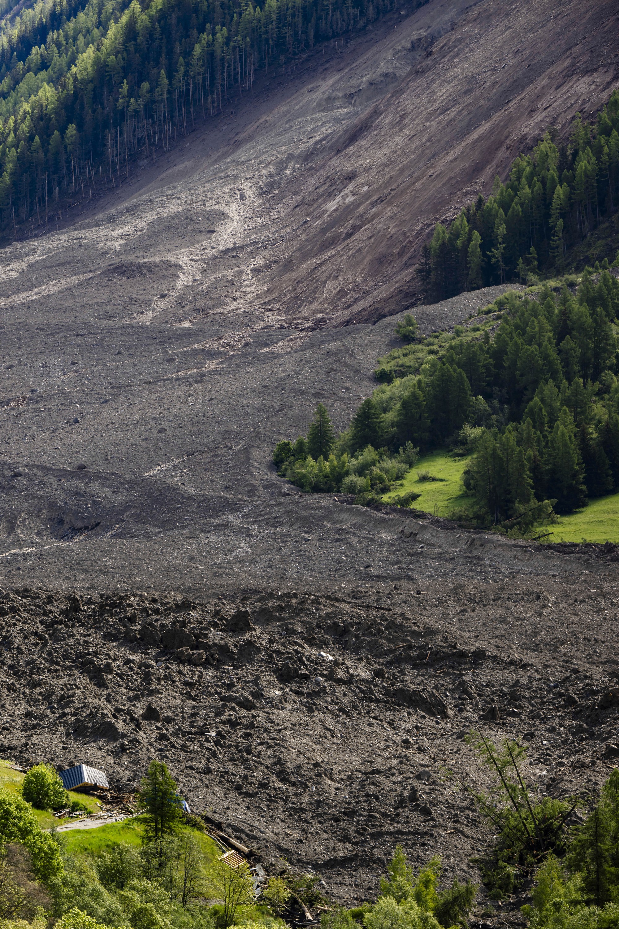 Sutiny pôdy deň po masívnom zosuve, ktorý spustošil dedinu Blatten vo švajčiarskych Alpách.
