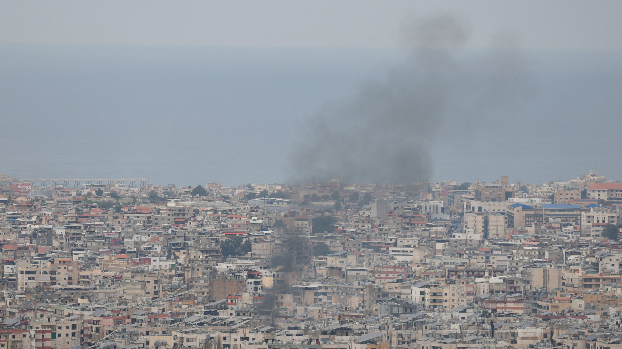 Dym stúpa po izraelskom údere na južnom predmestí Bejrútu, 7.3.2026