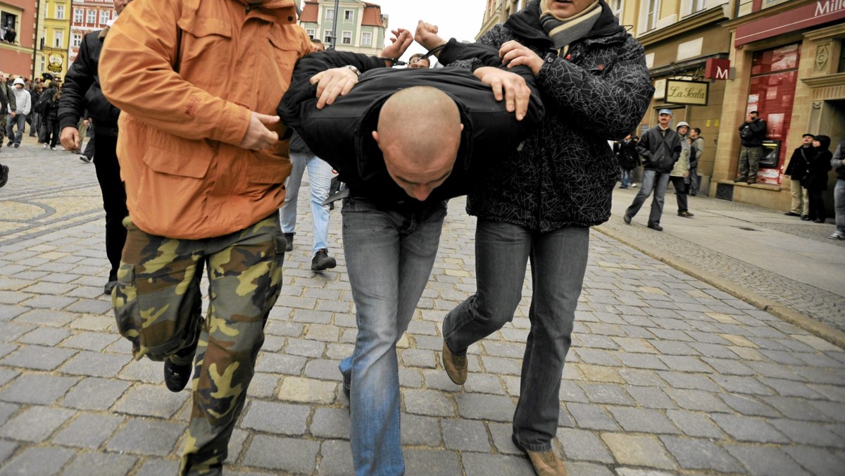 Ośmiu mężczyzn ściganych przez sądy, prokuratury i jednostki policji zostało zatrzymanych minionej doby przez funkcjonariuszy z Tarnowskich Gór w ramach akcji "Poszukiwany".