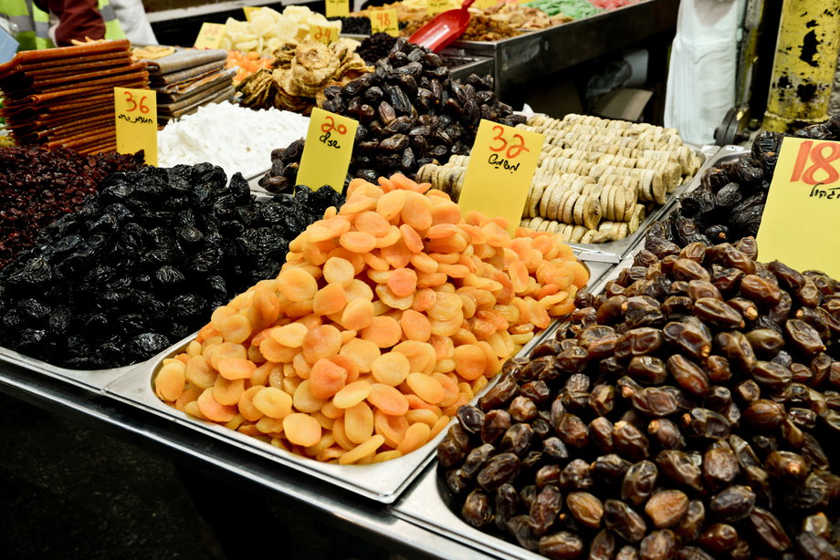Mahaneh Jehuda - - codziennie zakupy na lokalnym jerozolimskim bazarze, pełnym straganów ze świeżymi warzywami i owocami, aromatycznymi przyprawami, bakaliami, pieczywem, lokalną chałwą sprzedawaną na kilogramy i baklawą. 